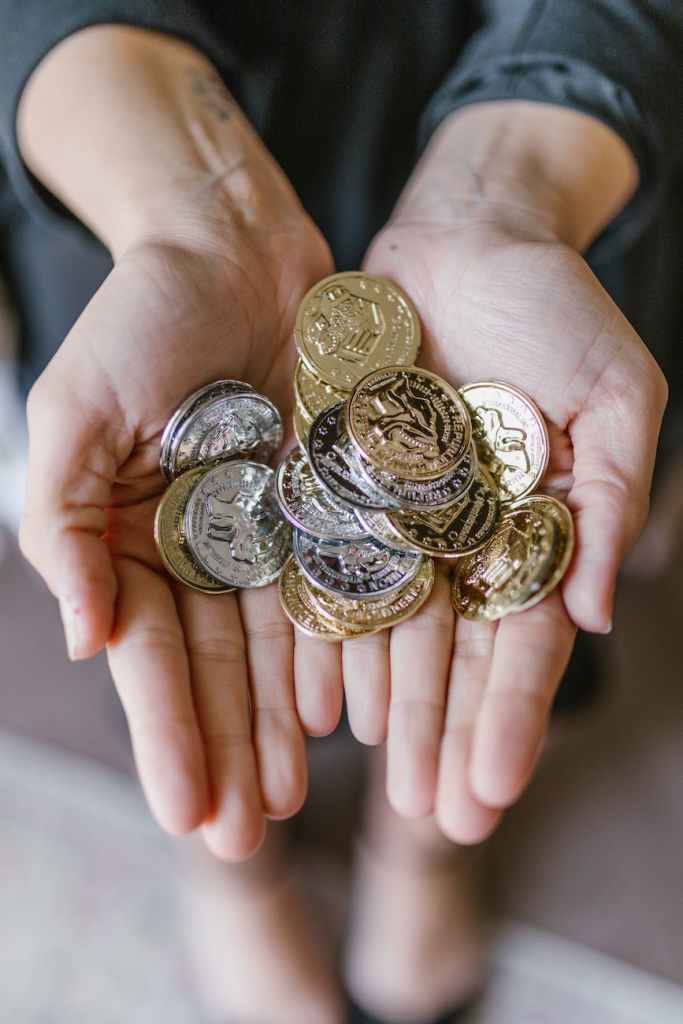 Hands holding coins.