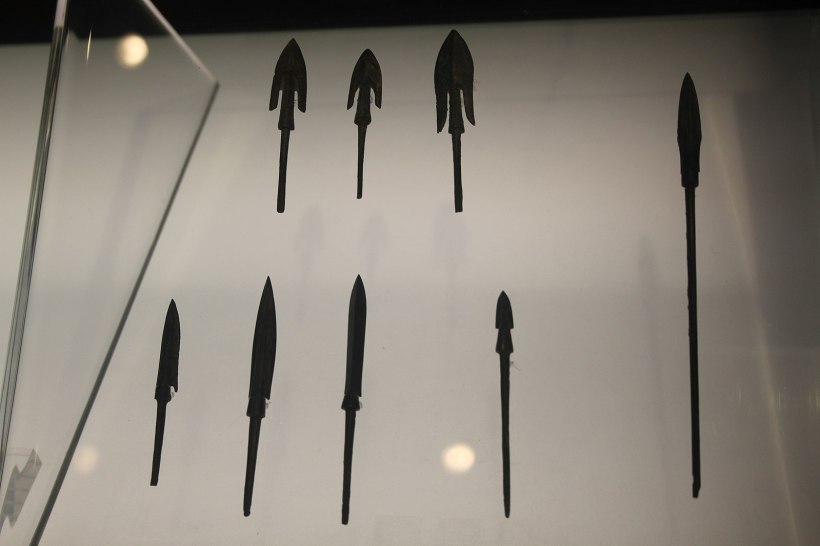 A display of several Ancient Chinese arrowheads.
